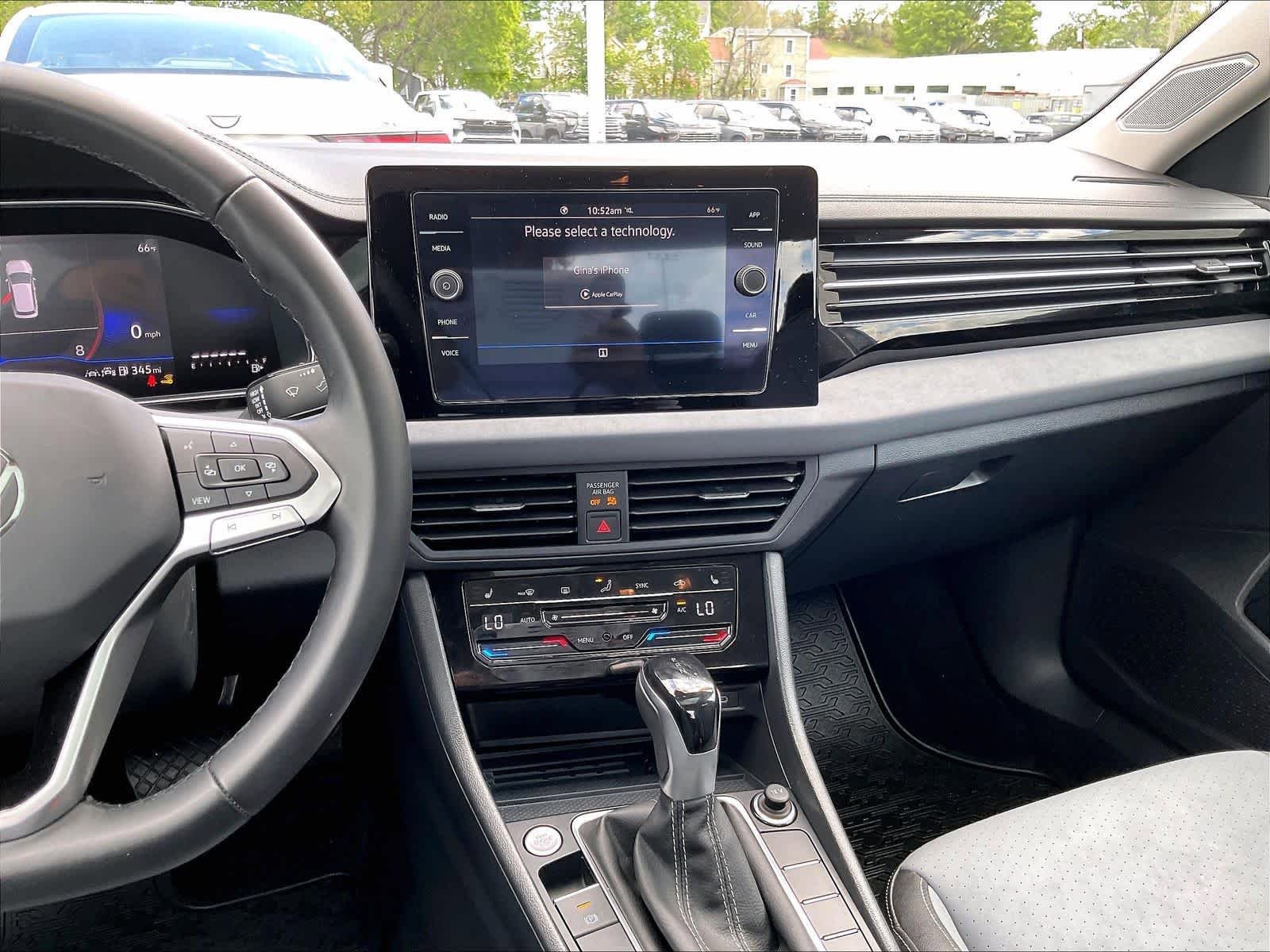 Used 2025 Volkswagen Jetta SE FWD image 18