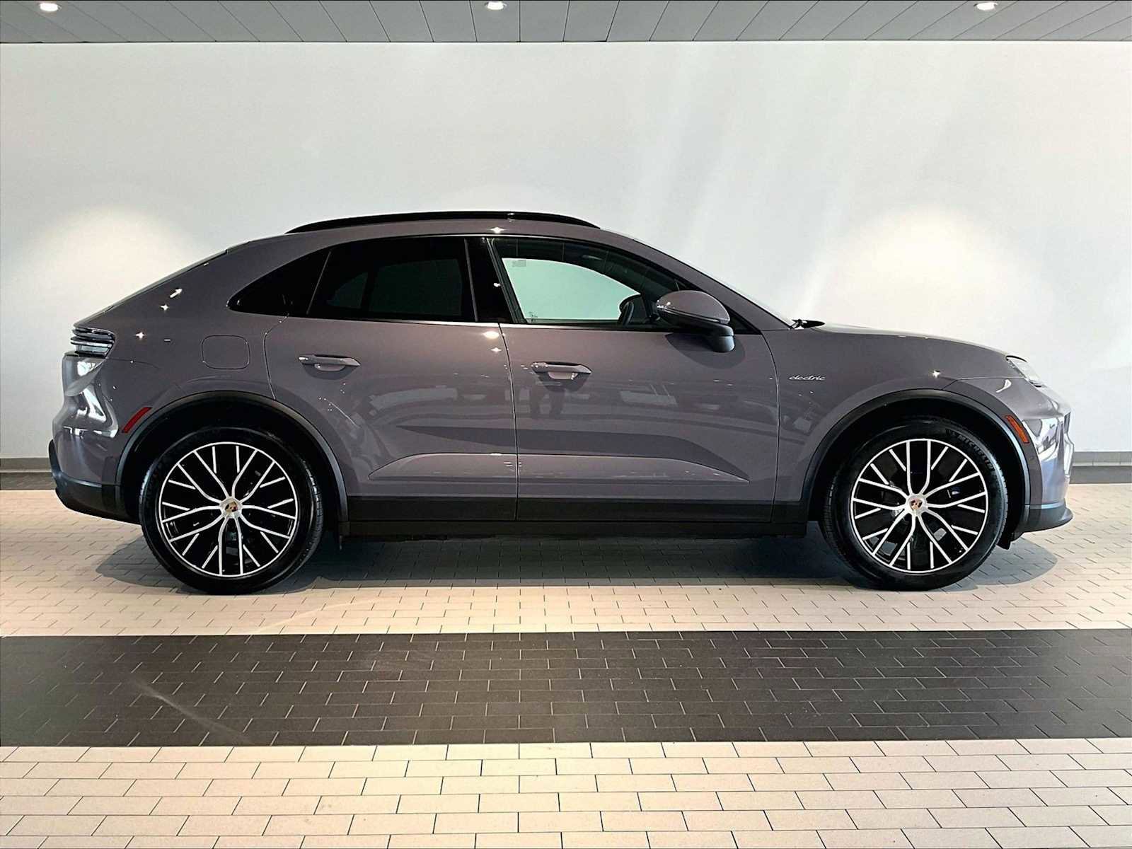 Used 2025 Porsche Macan Electric image 11