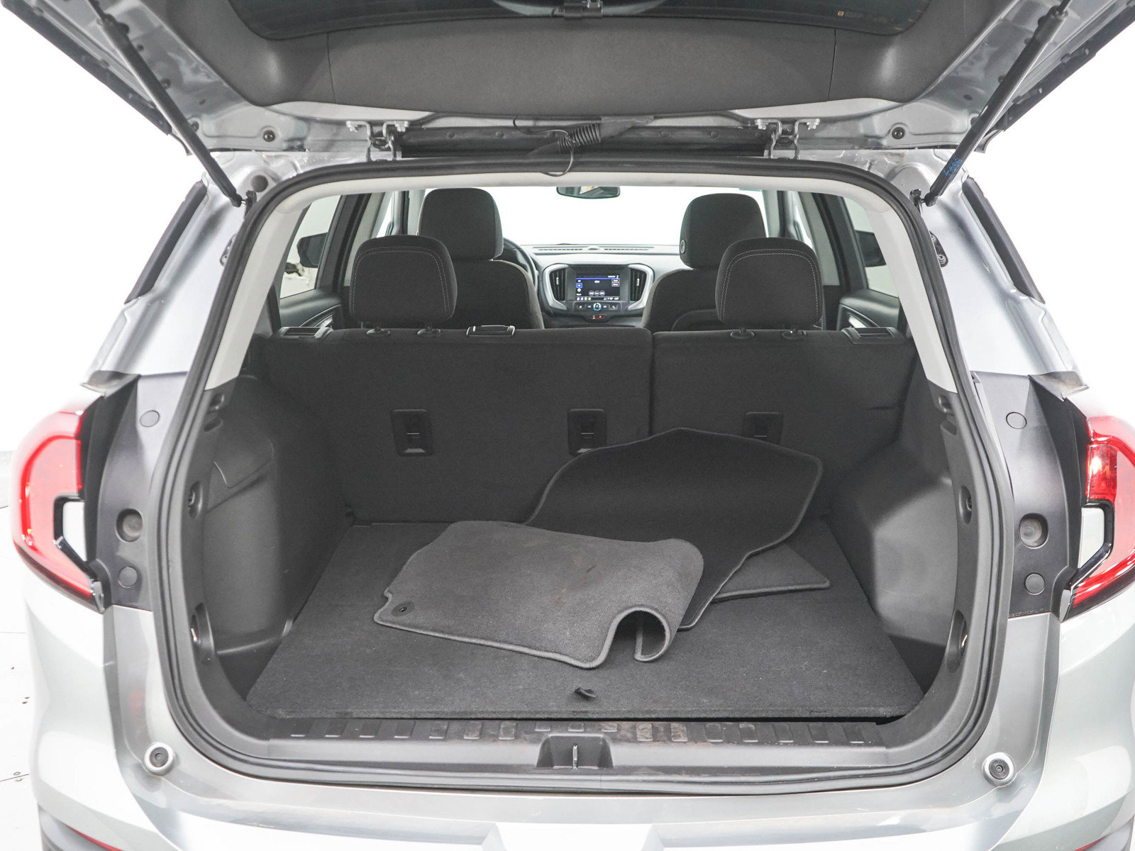 Used 2024 GMC Terrain SLE FWD image 16