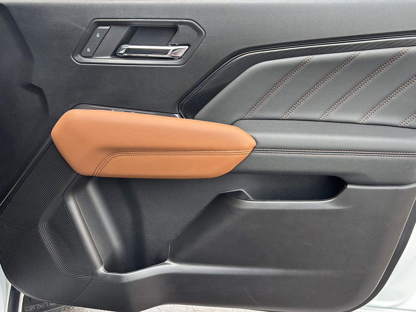 Used 2024 GMC Canyon AT4 w/ Technology Package image 16