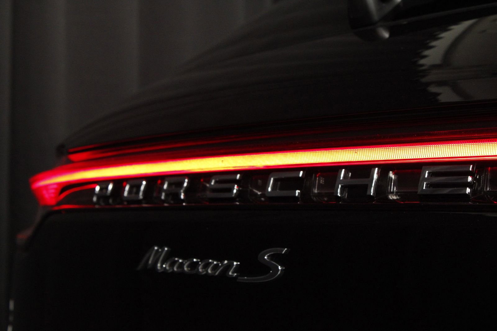 Certified 2025 Porsche Macan S AWD/4WD image 33