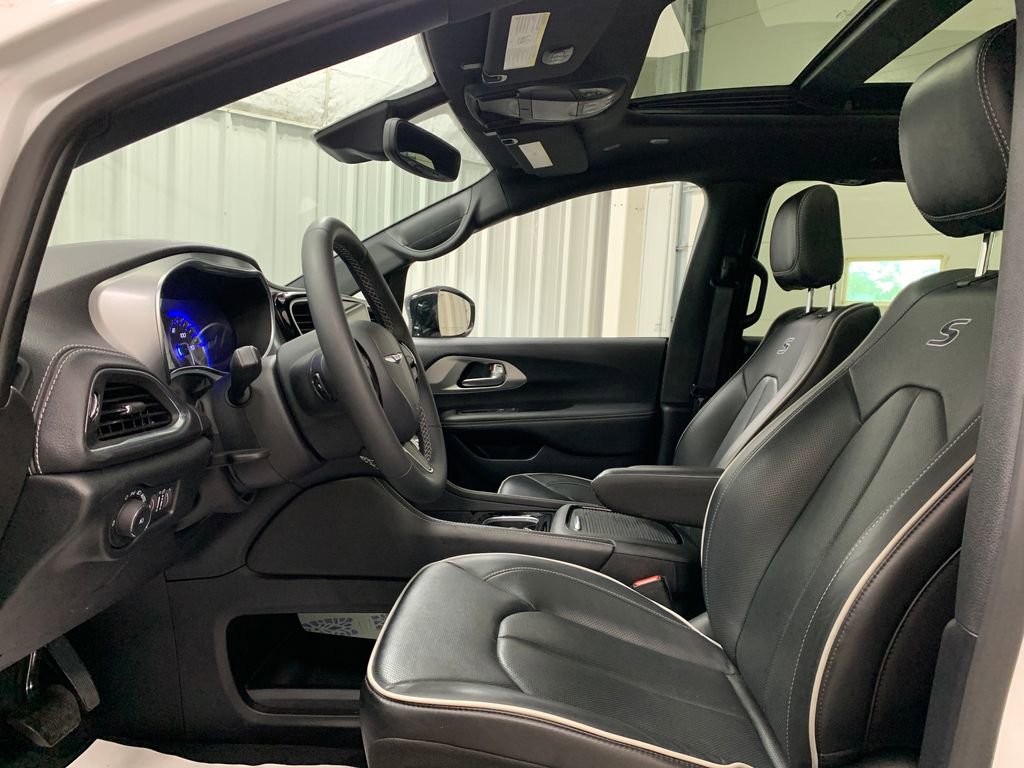 Used 2026 Chrysler Pacifica Limited w/ S Appearance Package FWD image 2