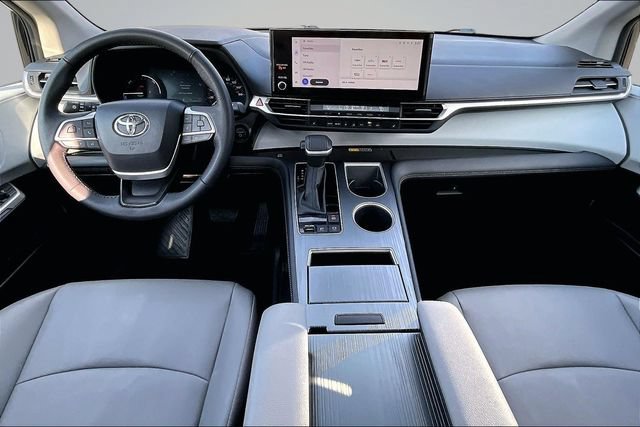 Used 2026 Toyota Sienna XLE FWD image 7