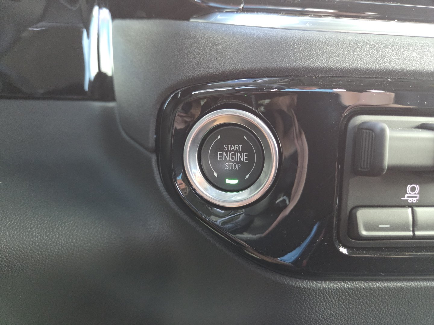 Used 2025 GMC Sierra 1500 SLE w/ Preferred Package AWD/4WD image 10