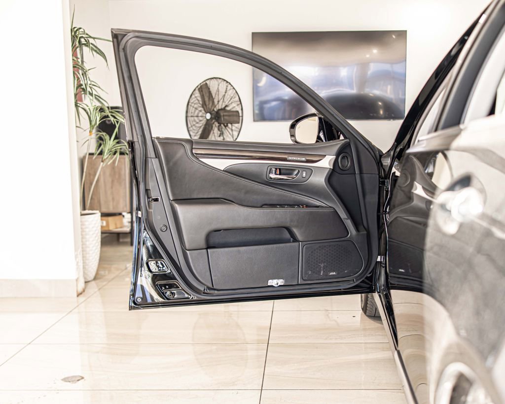 Used 2017 Lexus LS 460 w/ Comfort Package image 34