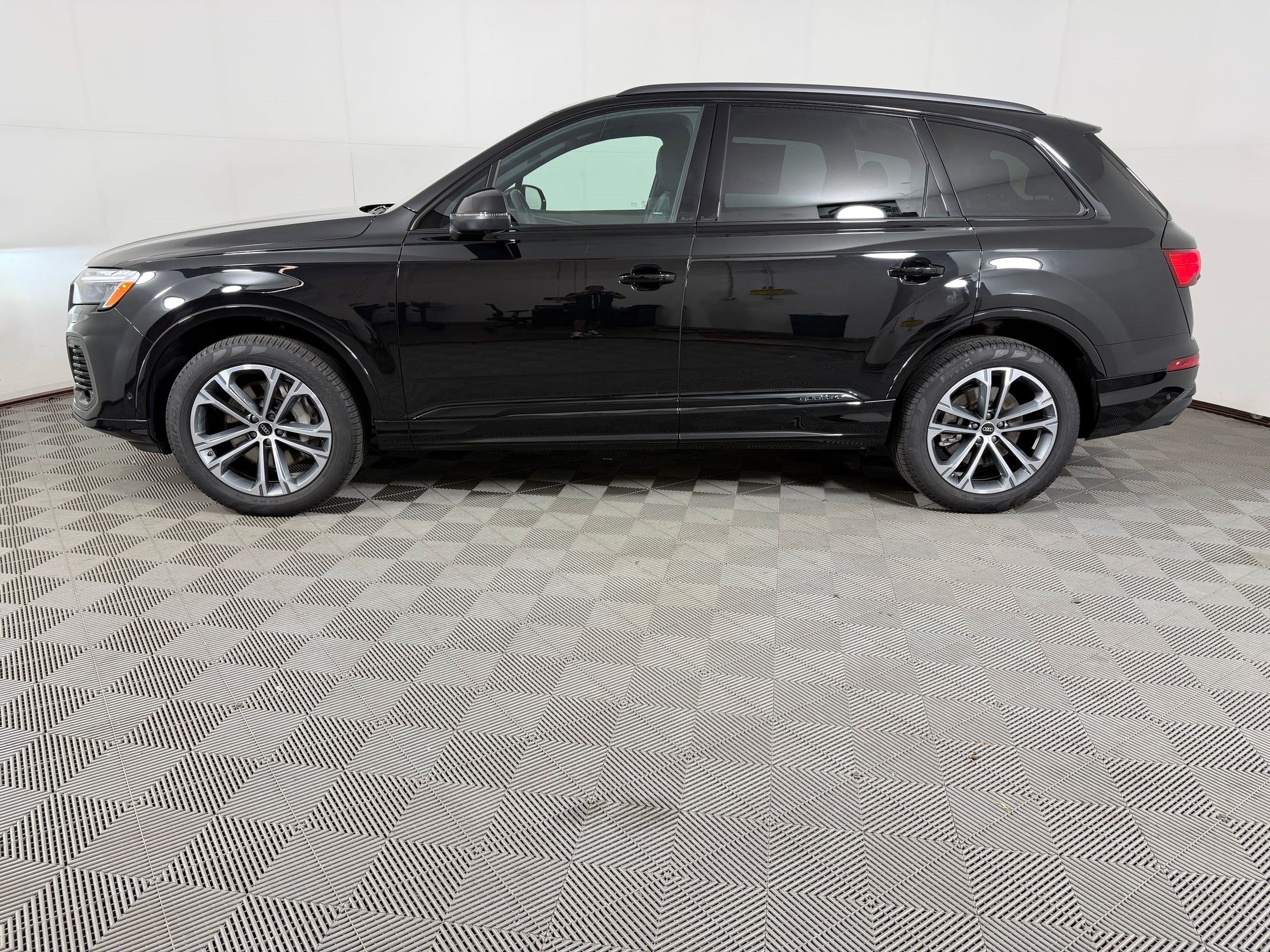 Used 2025 Audi Q7 2.0T Premium w/ Convenience Plus Package AWD/4WD image 2