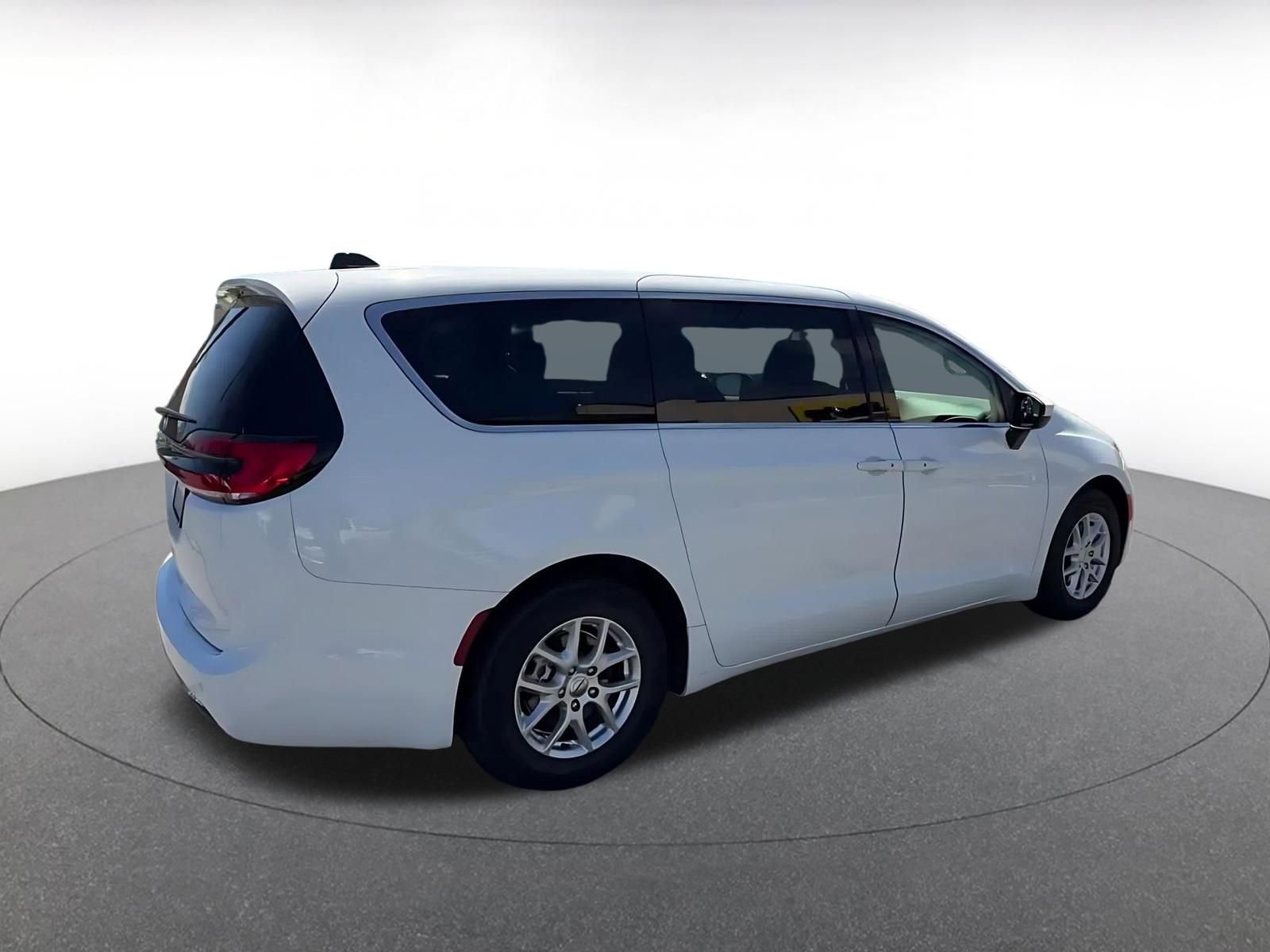 Used 2023 Chrysler Pacifica Touring-L image 15