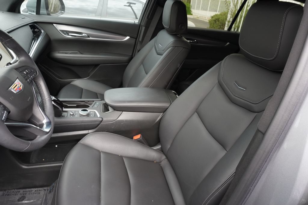 Certified 2025 Cadillac XT6 Luxury FWD image 11