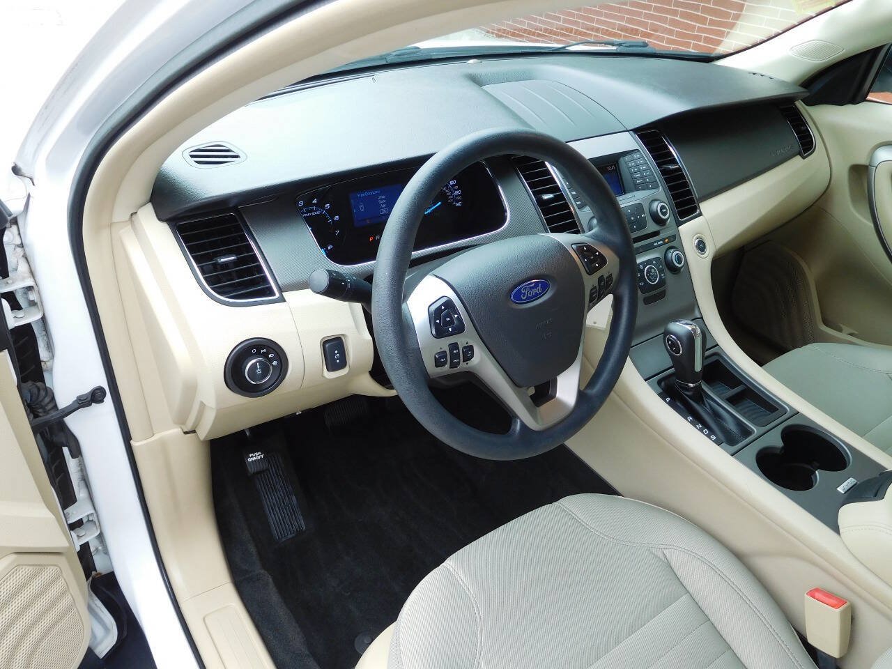 Used 2016 Ford Taurus SE FWD image 13