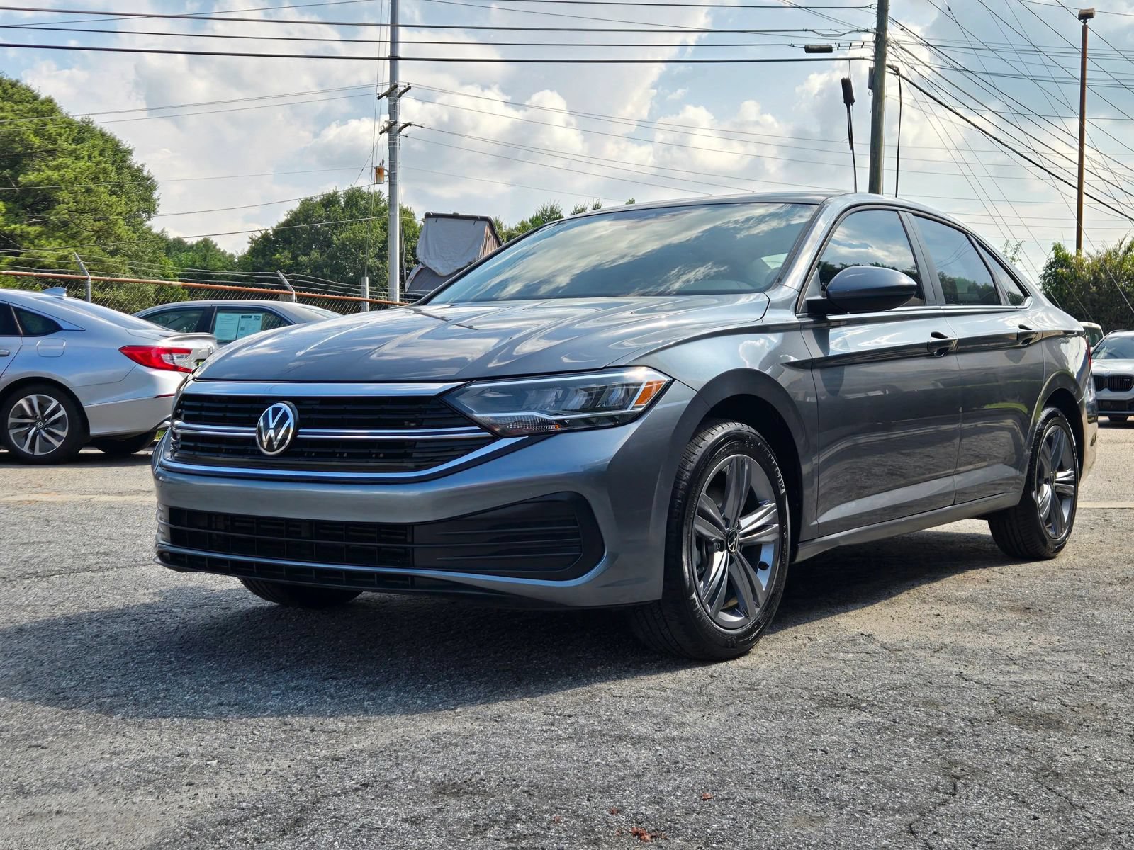 Used 2023 Volkswagen Jetta SE w/ Panoramic Sunroof Package FWD image 2