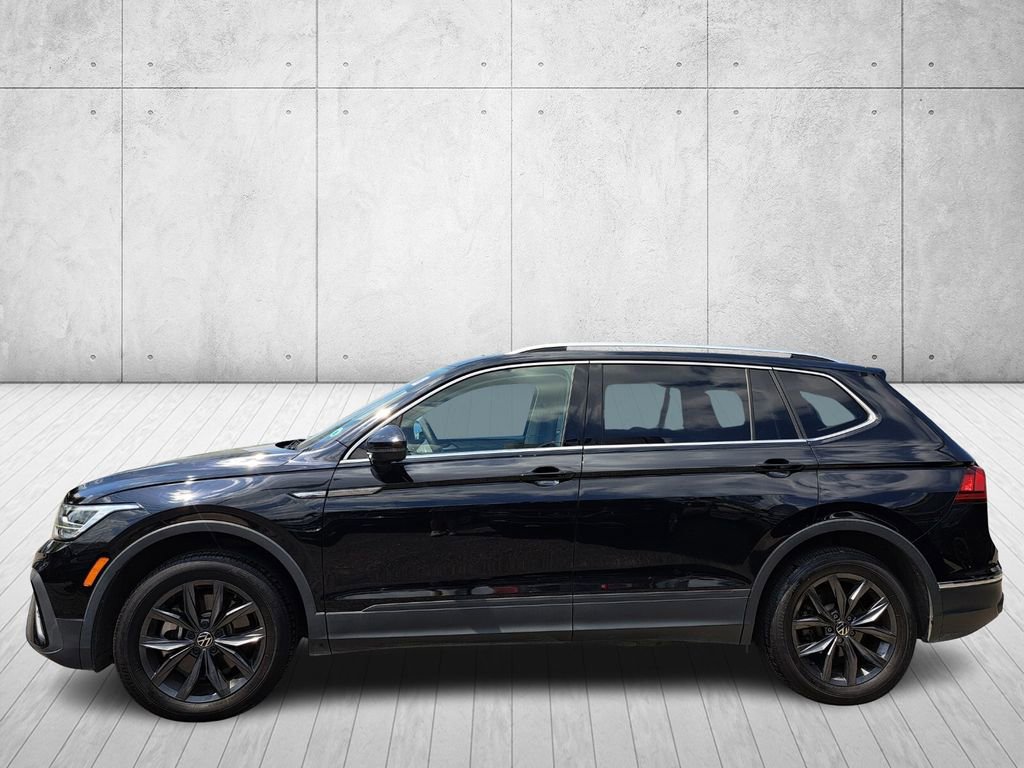 Used 2023 Volkswagen Tiguan SE w/ Panoramic Sunroof Package image 9