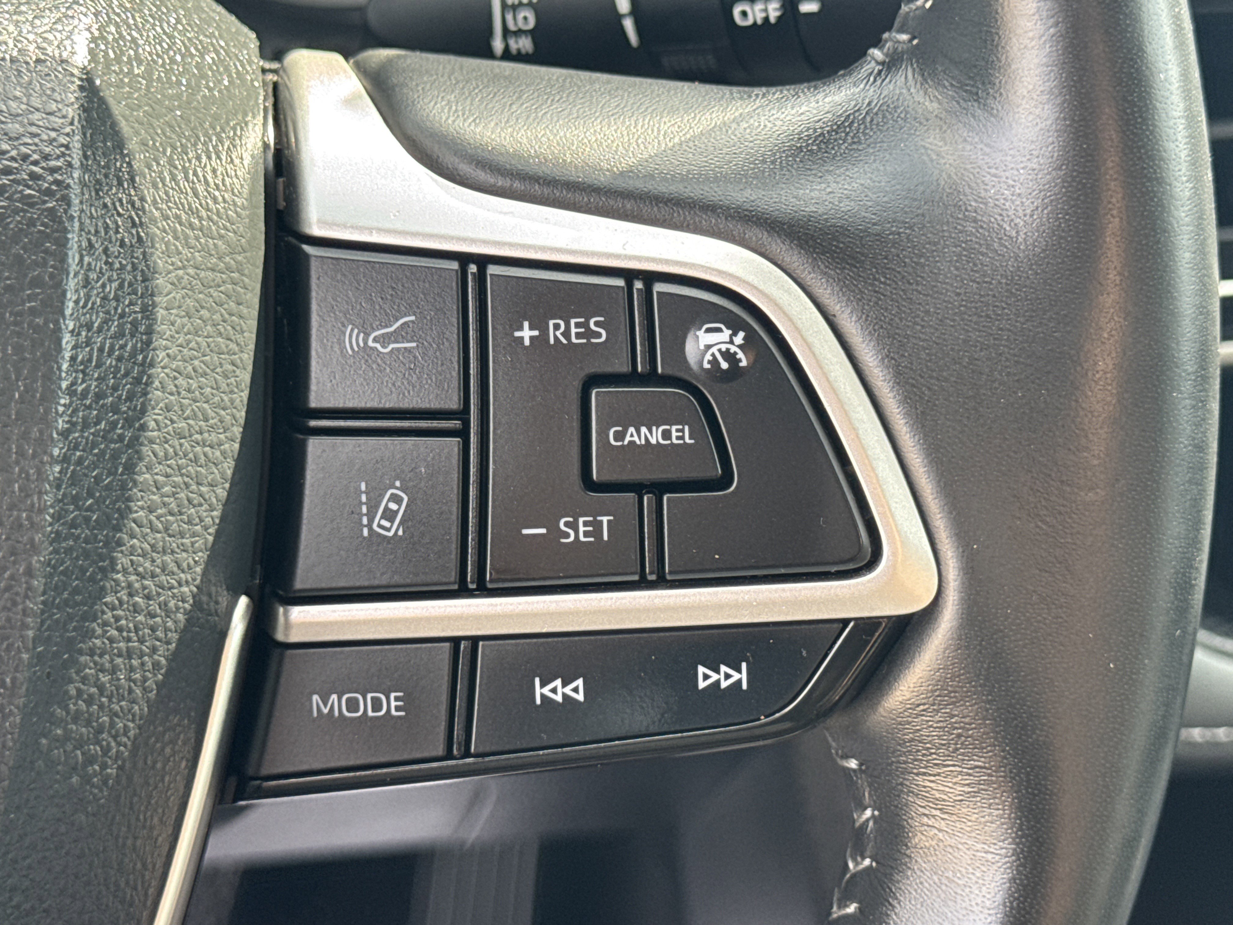 Used 2024 Toyota Highlander LE image 23