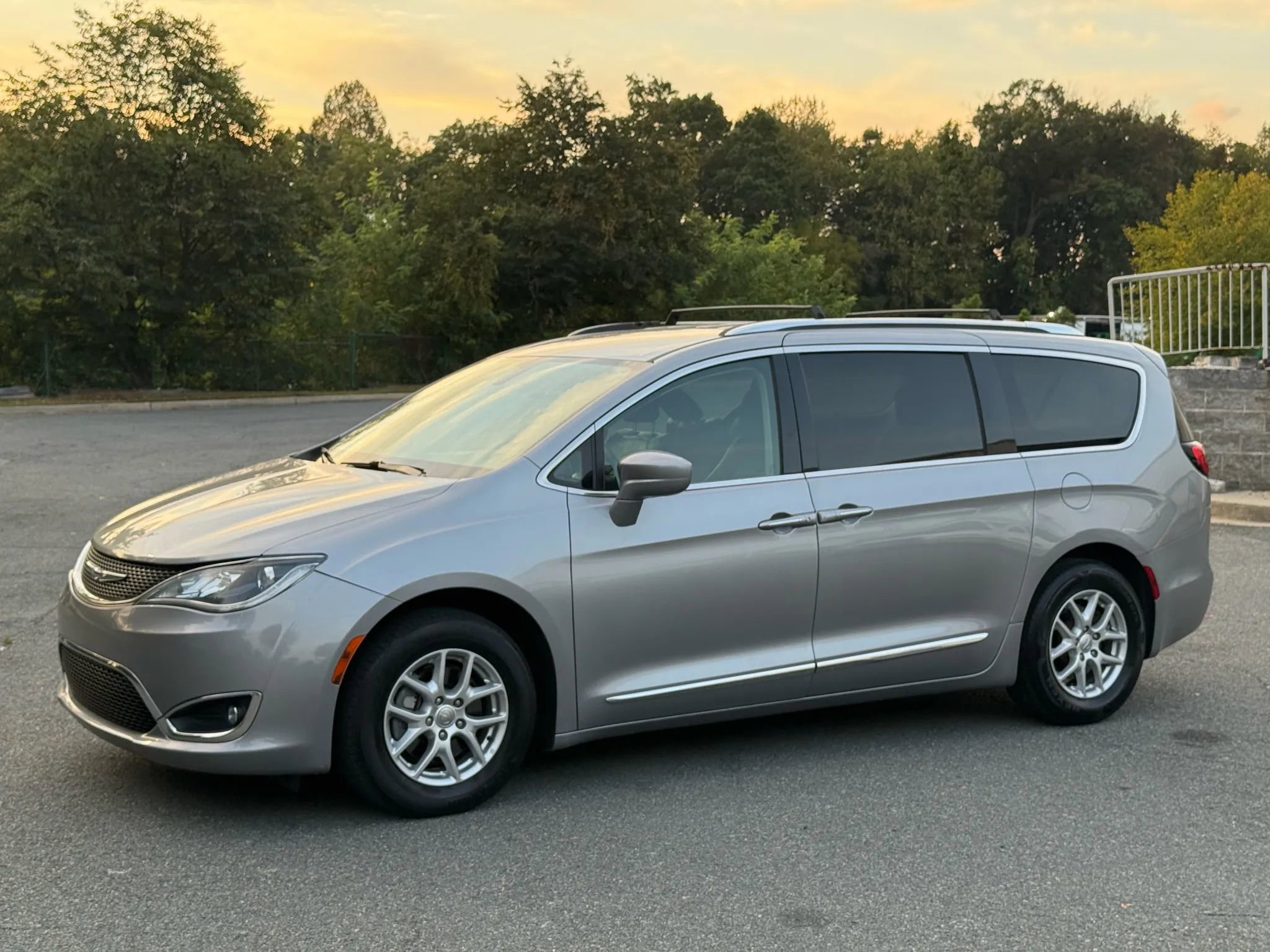 Used 2020 Chrysler Pacifica Touring-L image 8