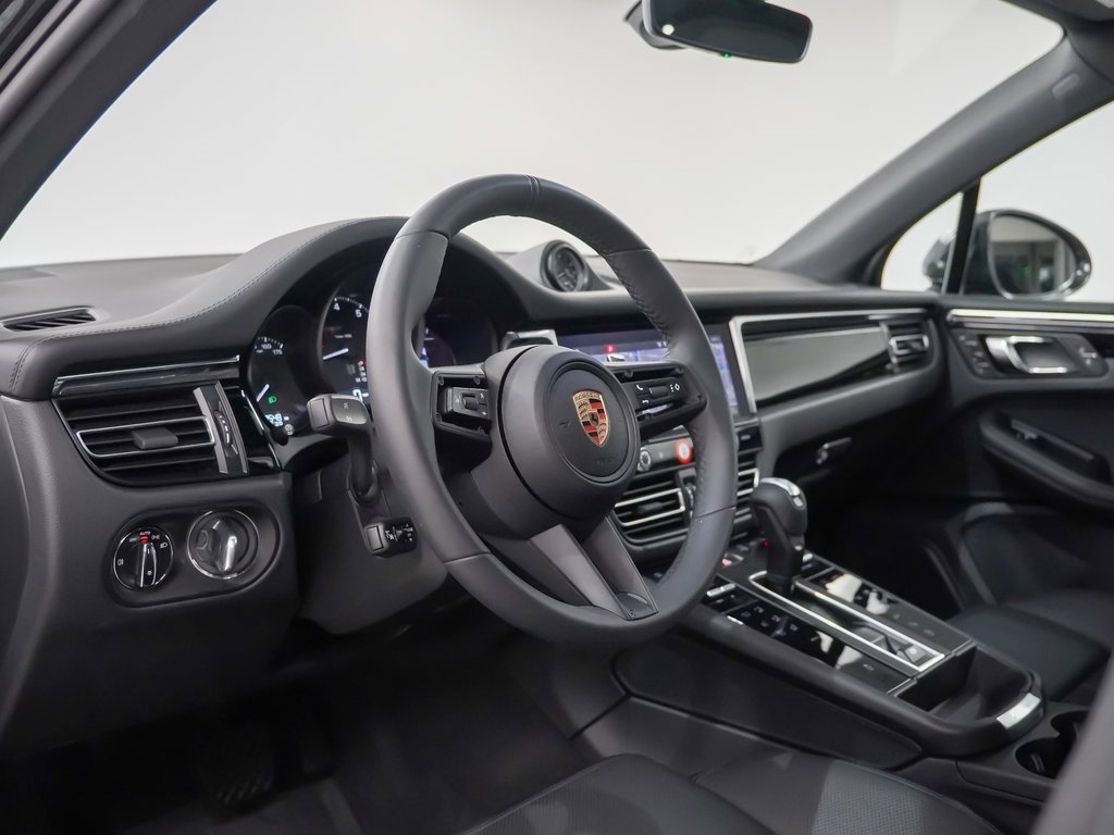 Certified 2025 Porsche Macan image 4