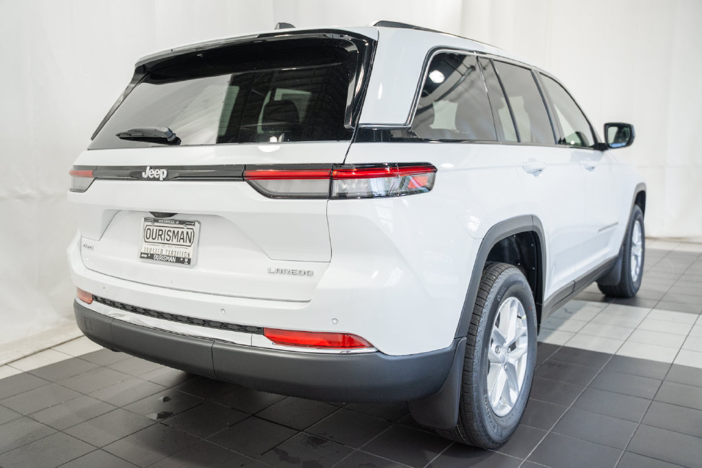 New 2026 Jeep Grand Cherokee Laredo w/ Trailer Tow Package AWD/4WD image 4