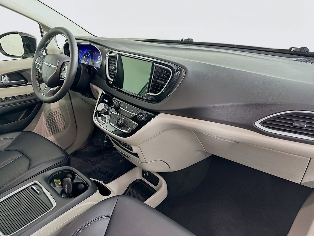 Certified 2024 Chrysler Pacifica Touring-L image 40