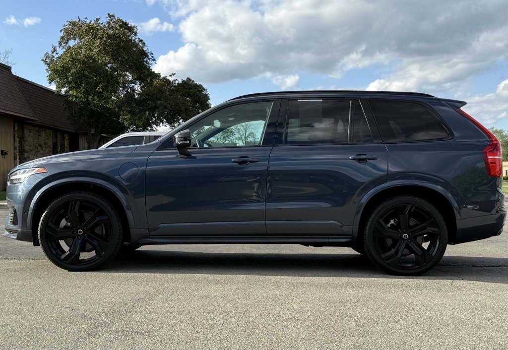 Used 2022 Volvo XC90 T8 R-Design w/ Advanced Package image 2