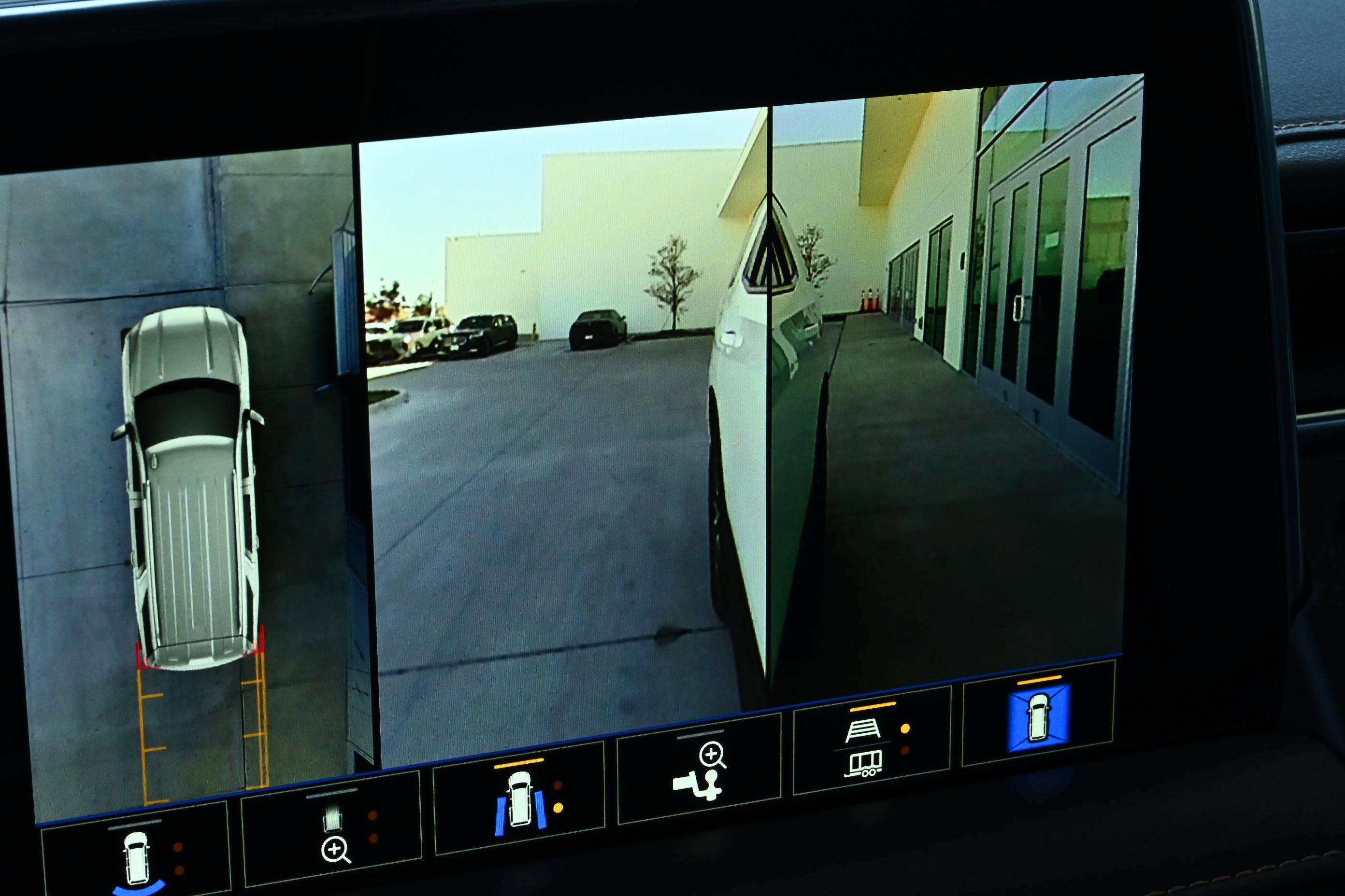 Used 2024 GMC Yukon AT4 w/ Technology Package image 33