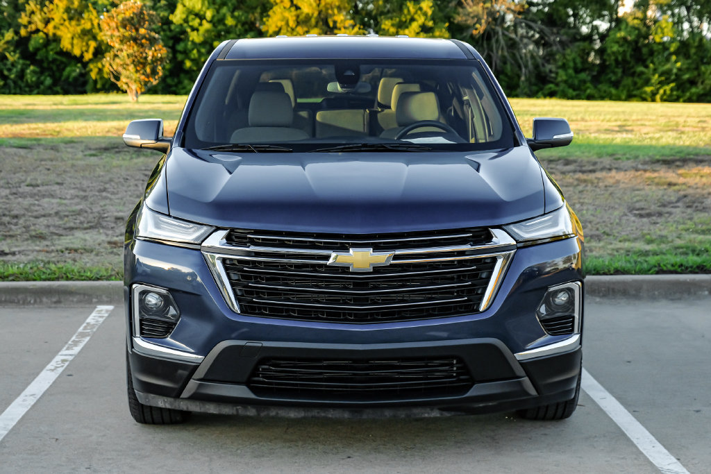 Used 2023 Chevrolet Traverse LS w/ Safety Package FWD image 9