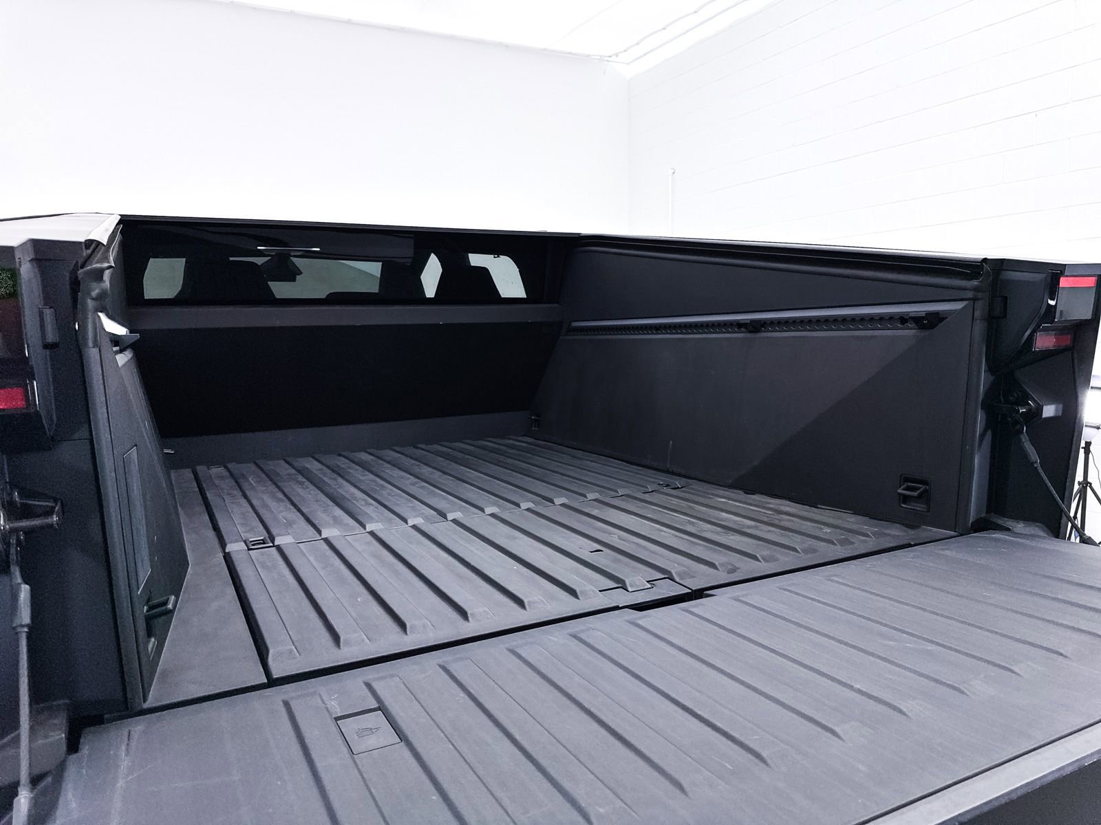 Used 2024 Tesla Cybertruck AWD Crew Cab image 3