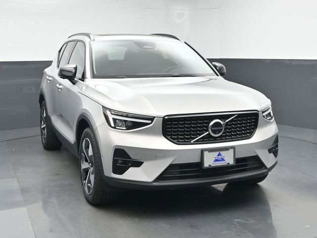 Used 2024 Volvo XC40 B5 Plus w/ Protection Package Premier image 2