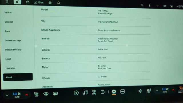 Used 2025 Rivian R1T Premium image 40