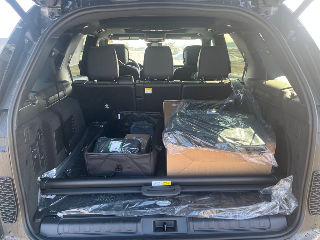 New 2026 Land Rover Discovery Limited Edition image 19