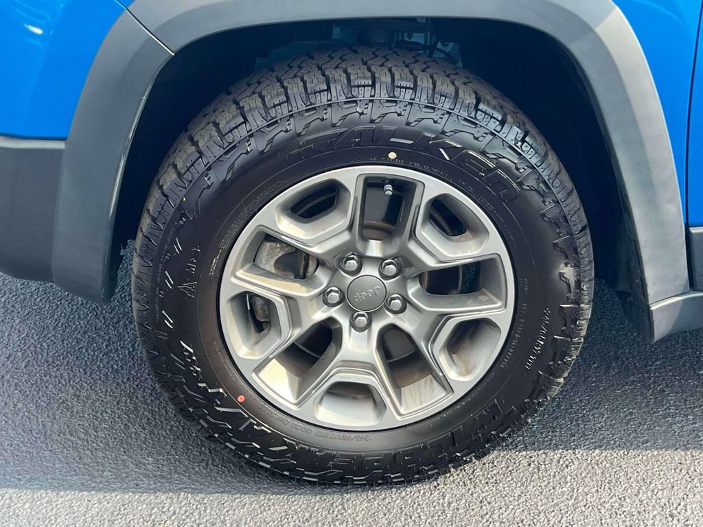 Used 2022 Jeep Cherokee Trailhawk w/ Premium Leather Package AWD/4WD image 9