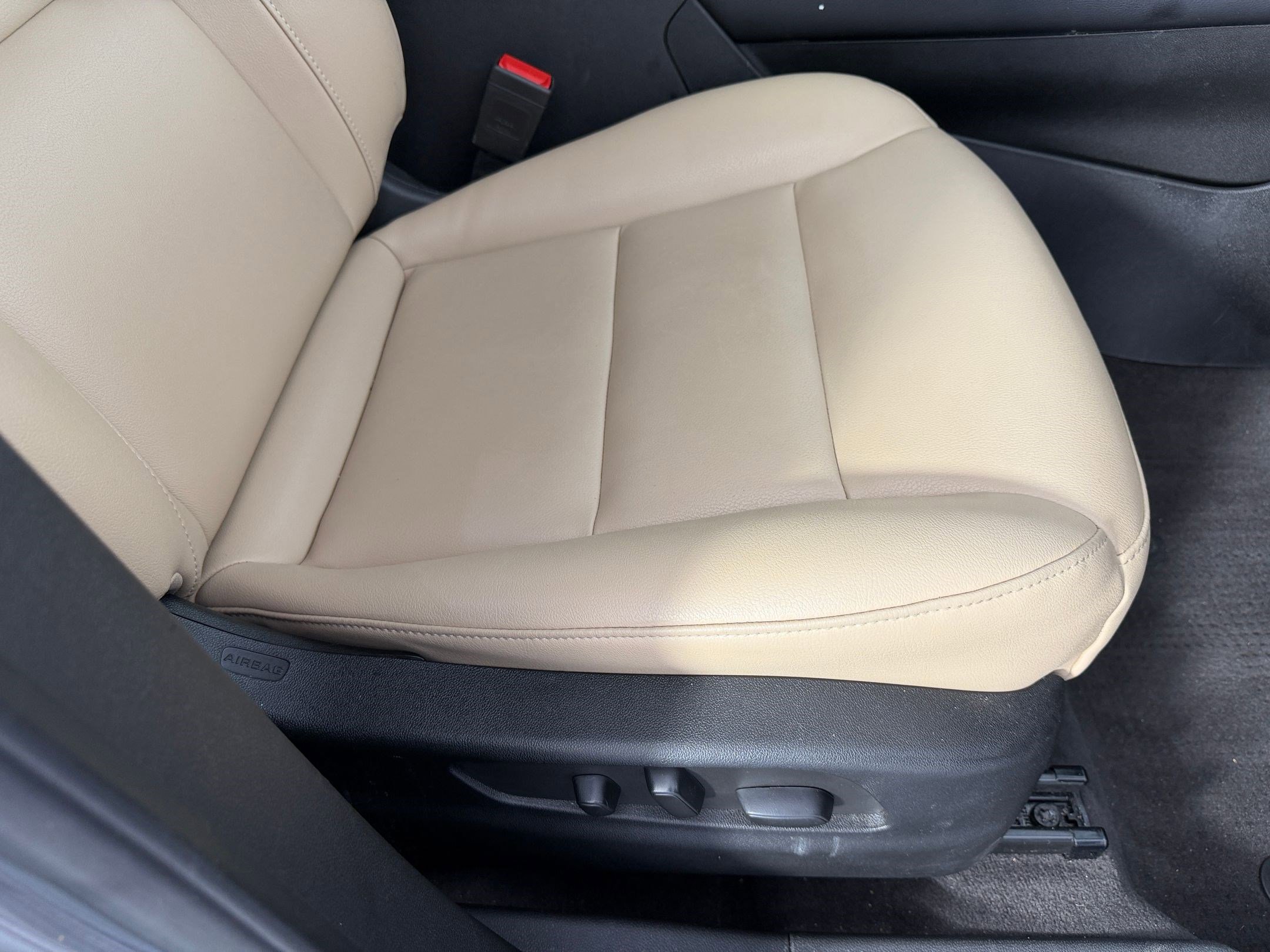 Used 2024 Cadillac XT4 Luxury w/ Cold Weather Package image 30