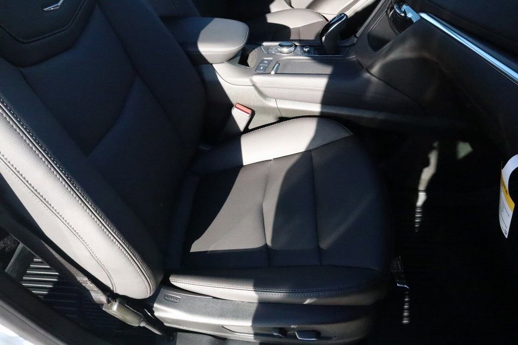 New 2026 Cadillac XT5 Luxury w/ LPO, ONYX Package image 15