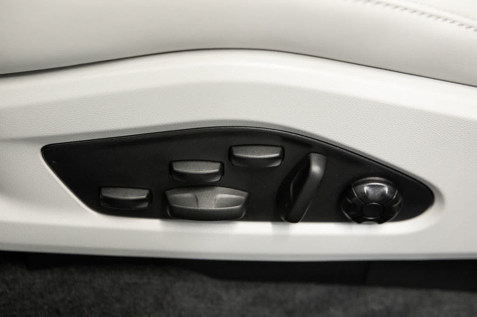 New 2026 Porsche Macan Turbo Electric AWD/4WD image 19