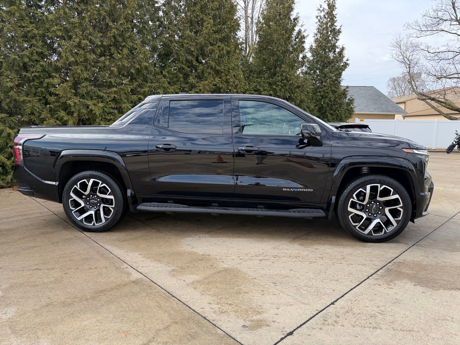 Used 2024 Chevrolet Silverado EV RST image 31