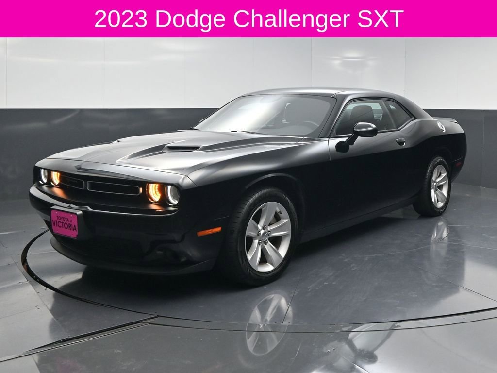 Used 2023 Dodge Challenger SXT image 2