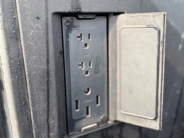 Used 2024 Tesla Cybertruck AWD Crew Cab image 44
