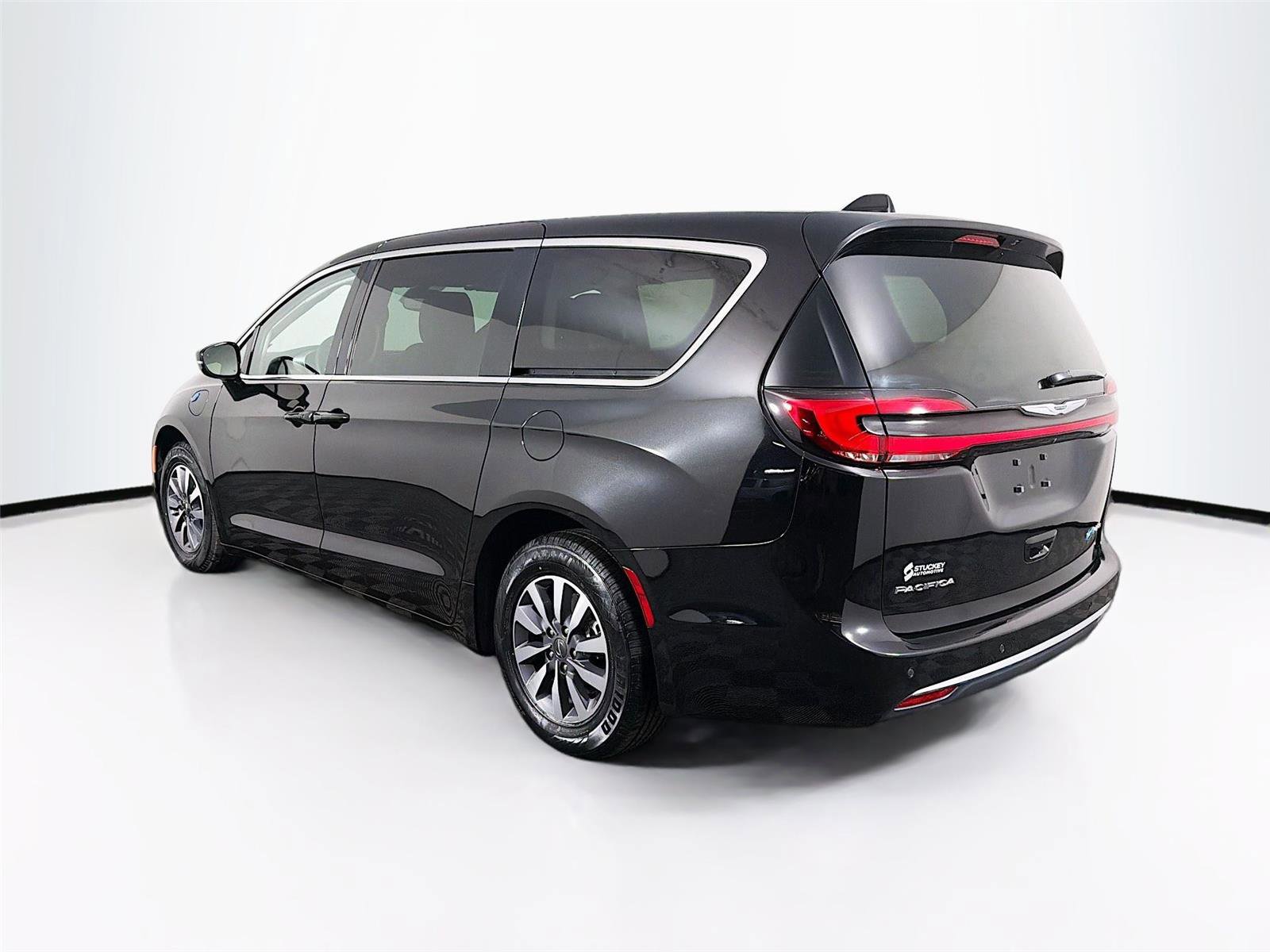 Used 2024 Chrysler Pacifica Select image 5