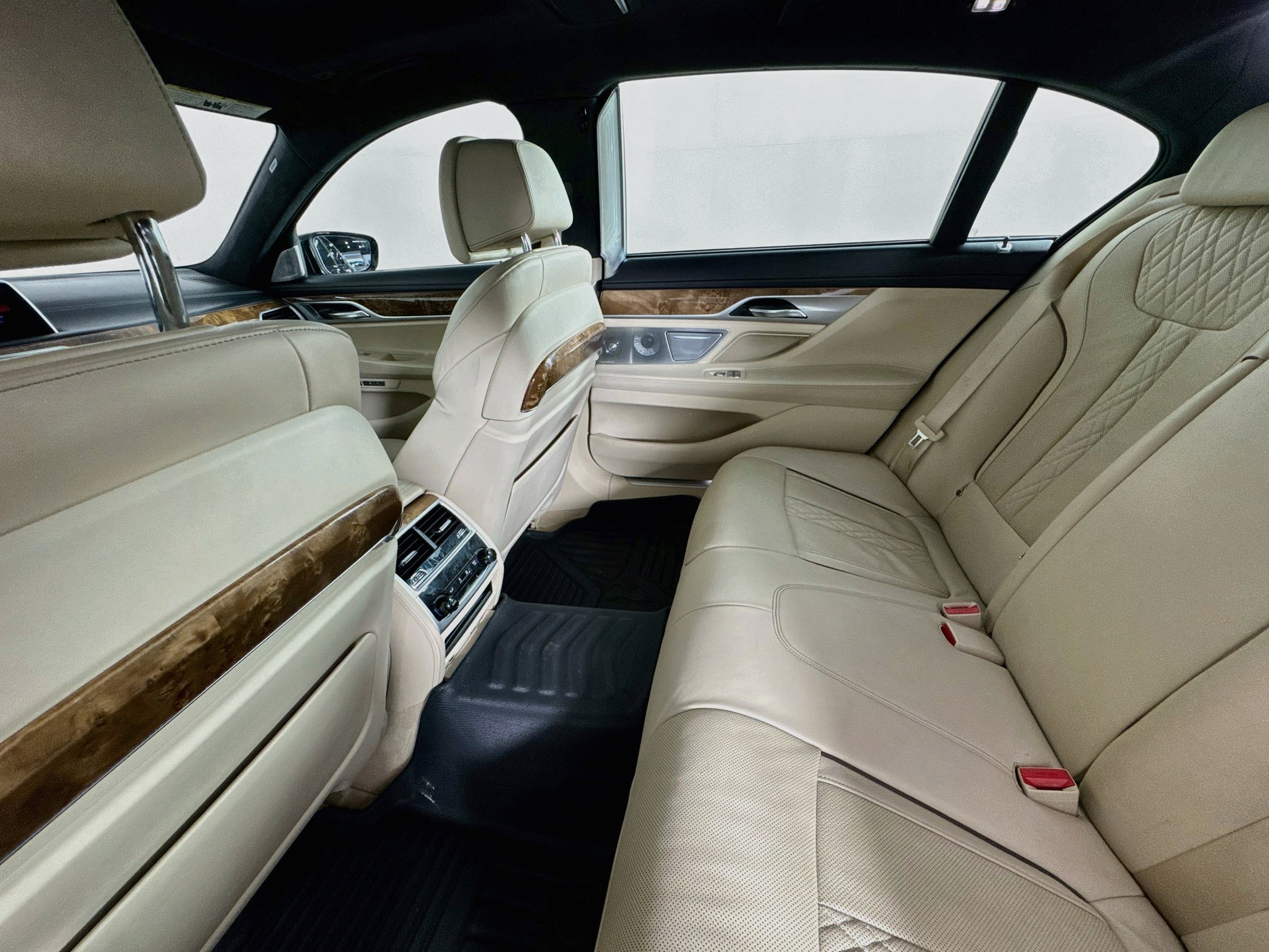 Used 2018 BMW 750i RWD image 23