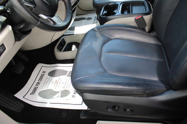 Used 2019 Chrysler Pacifica Touring-L FWD image 20