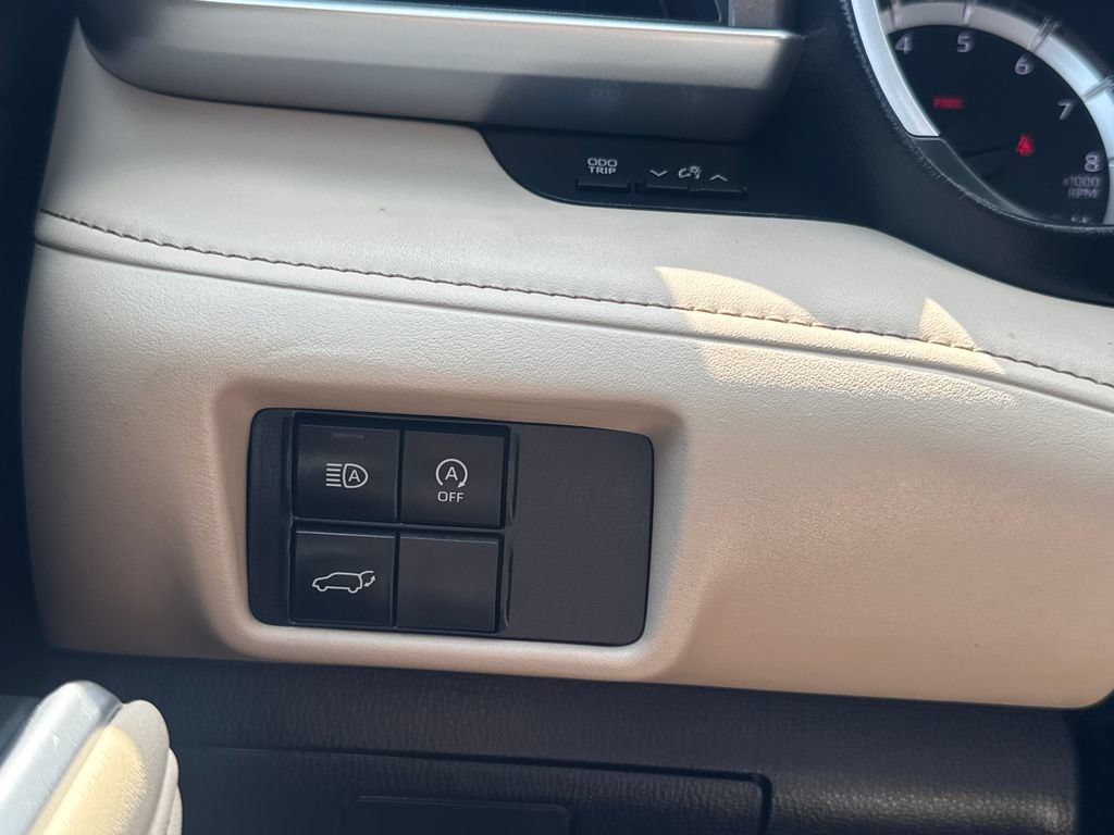 Used 2025 Toyota Highlander XLE AWD/4WD image 35