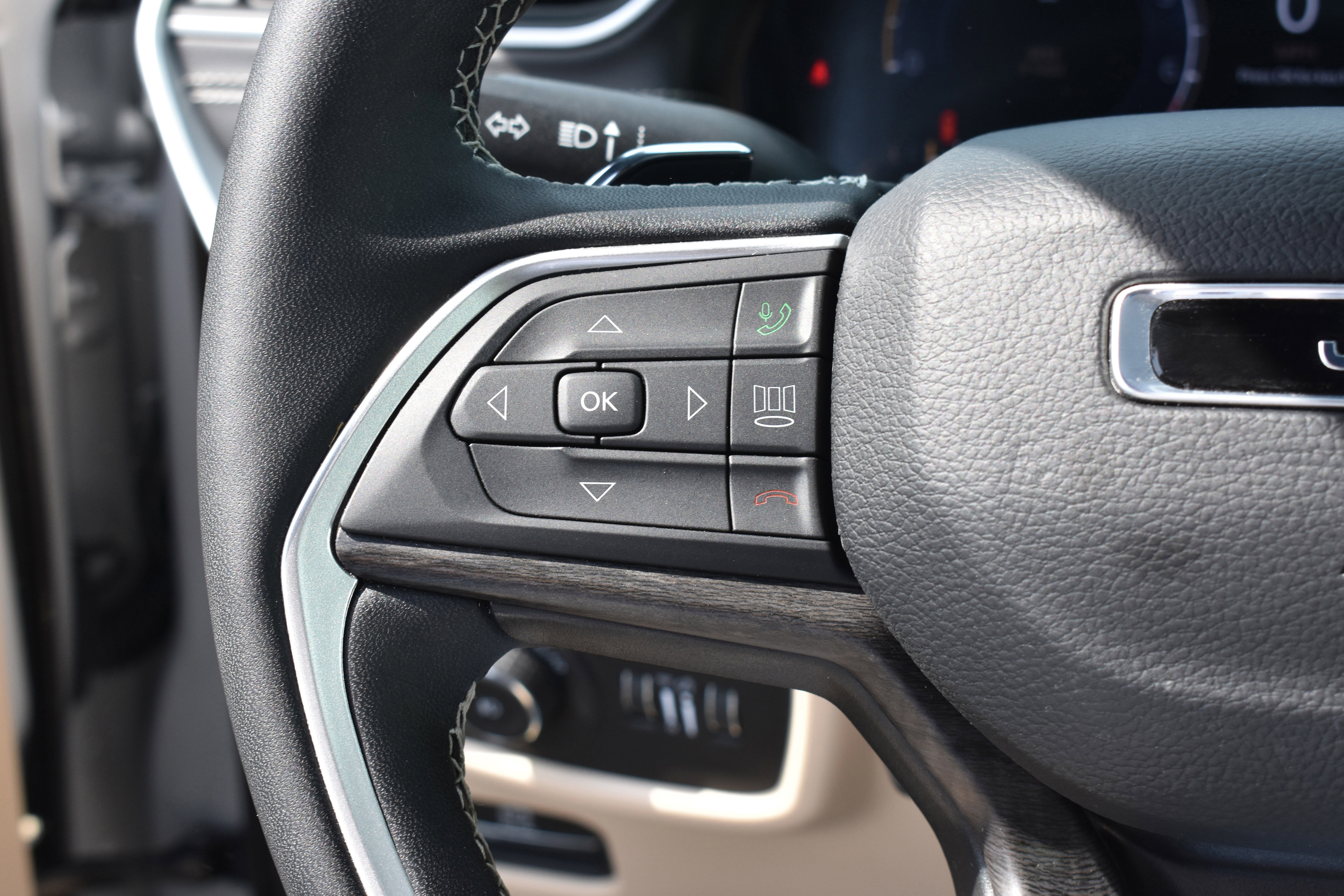 Used 2025 Jeep Grand Cherokee Limited w/ Luxury Tech Group II image 15