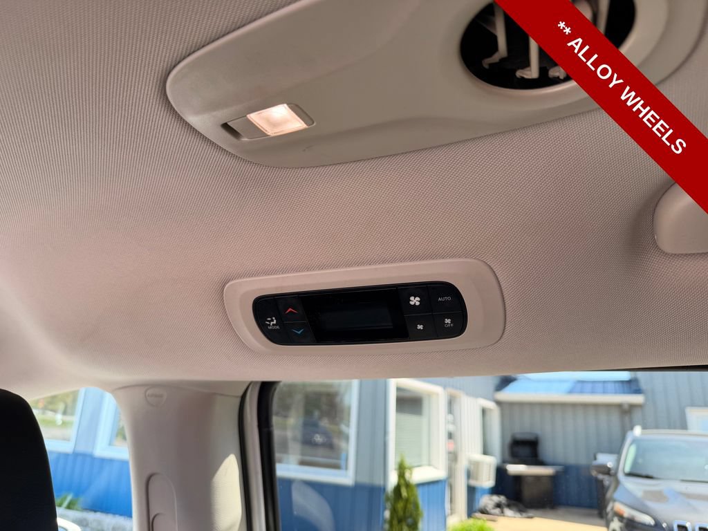 Used 2021 Chrysler Pacifica Touring-L FWD image 16