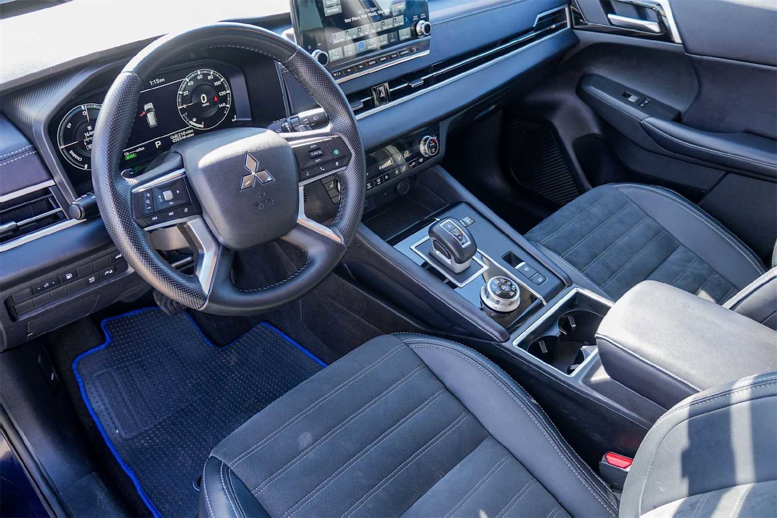 Used 2024 Mitsubishi Outlander SE image 2