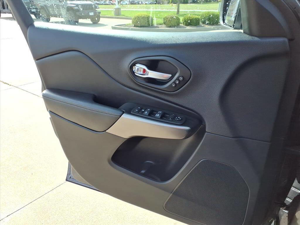 Used 2022 Jeep Cherokee Limited image 21