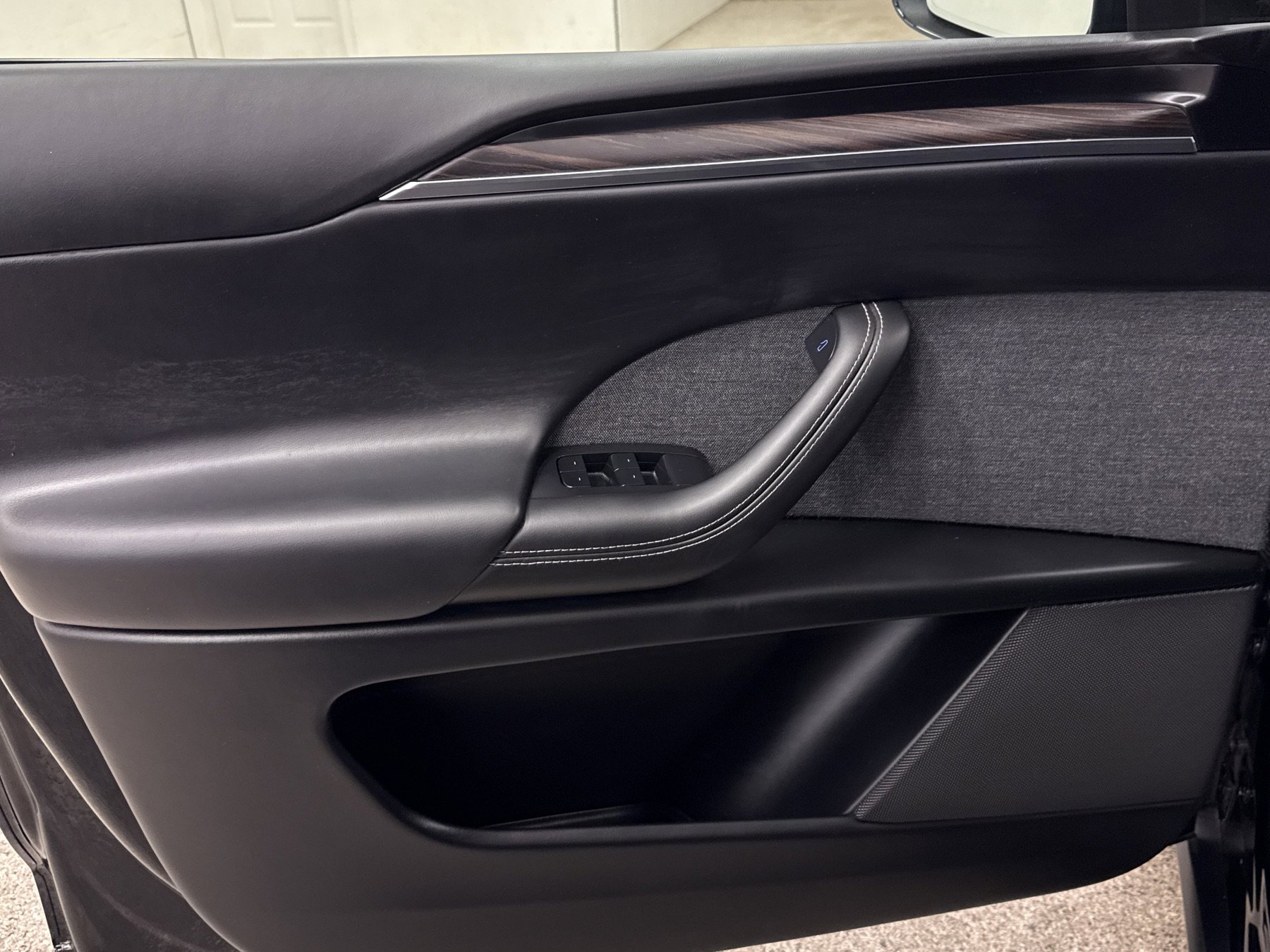 Used 2023 Tesla Model X image 3