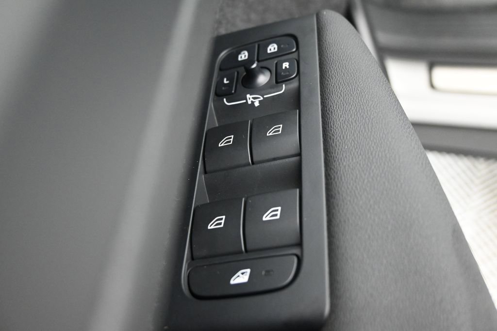 Used 2024 Volvo XC40 B5 Plus AWD/4WD image 19