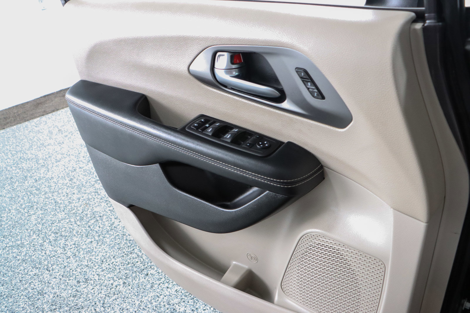 Used 2023 Chrysler Pacifica Touring-L image 21