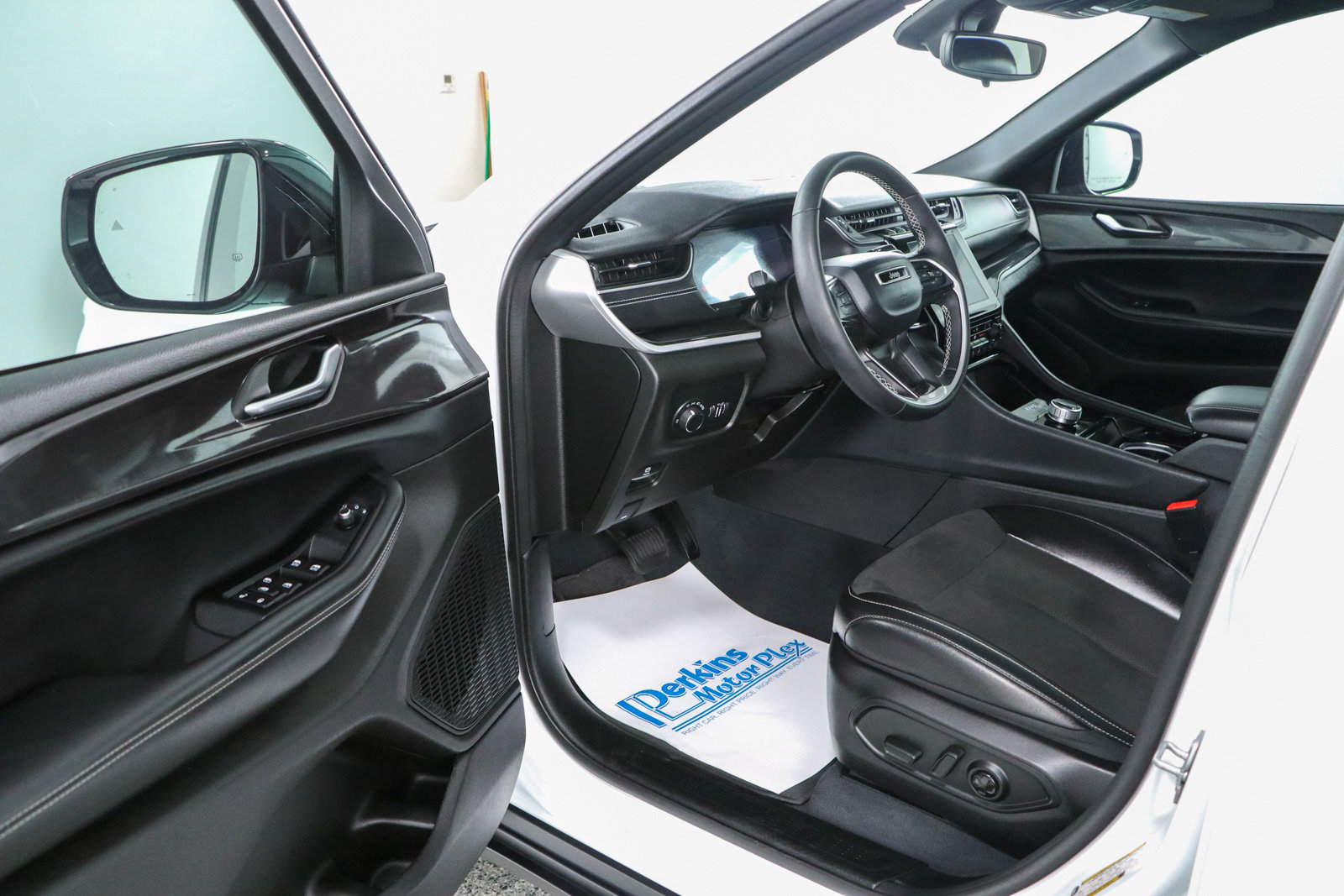 Used 2023 Jeep Grand Cherokee Altitude AWD/4WD image 3
