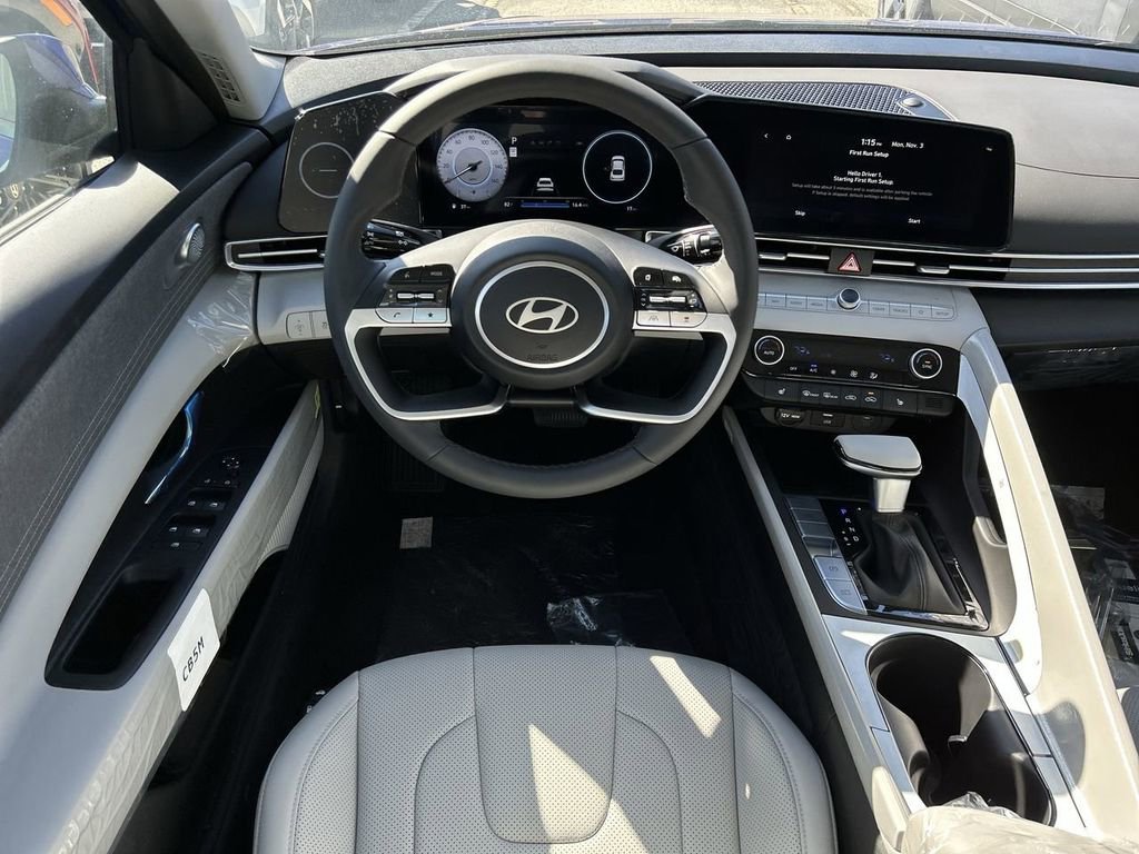 New 2025 Hyundai Elantra Limited image 4