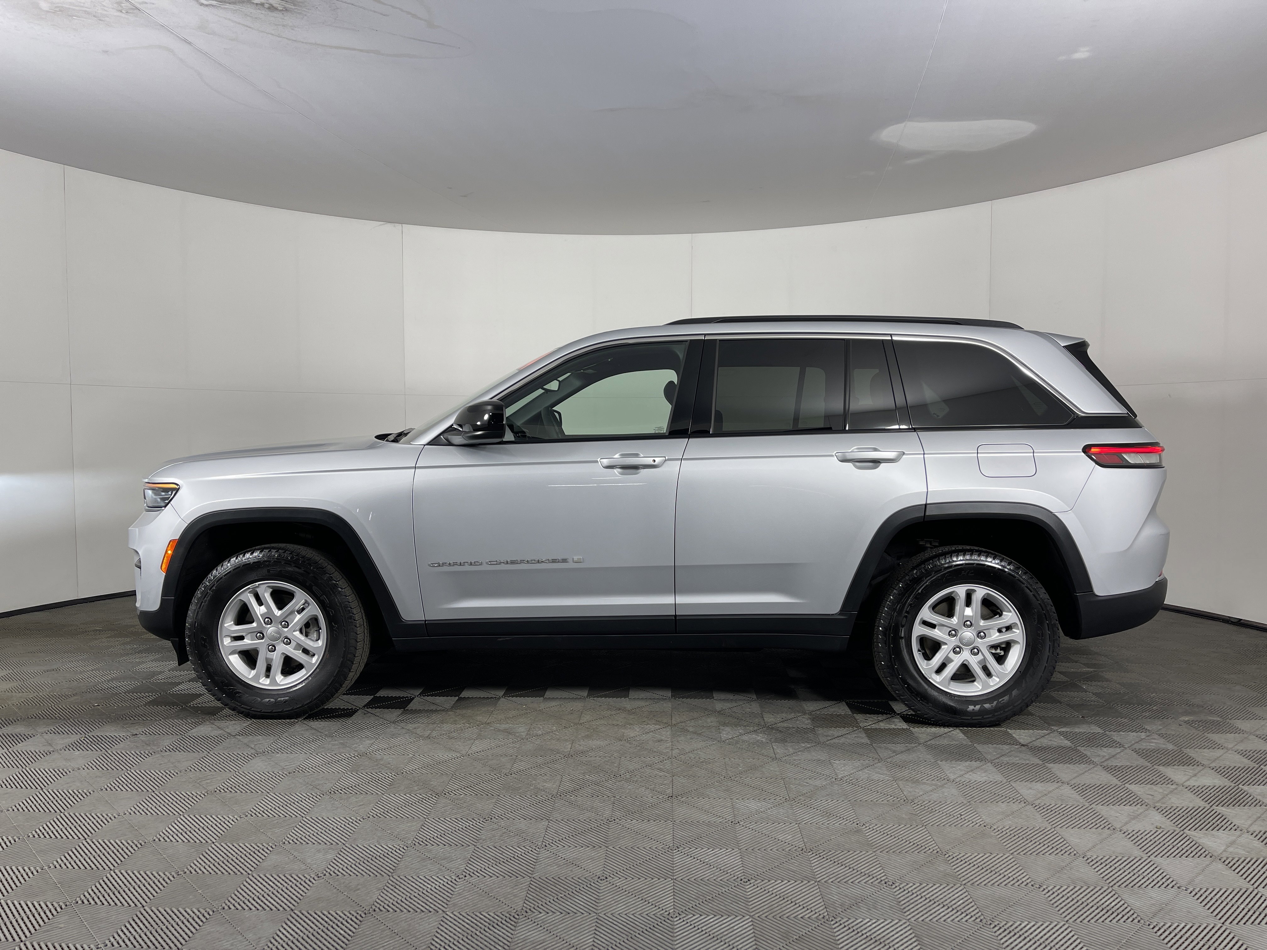 Used 2024 Jeep Grand Cherokee Laredo image 3