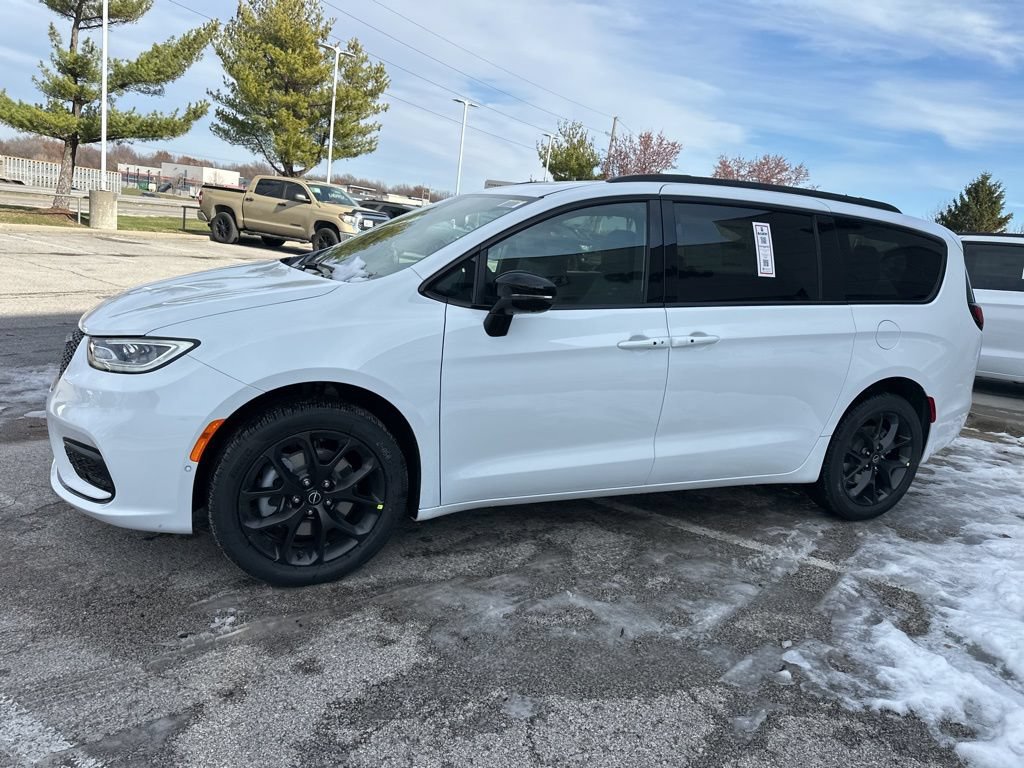 New 2026 Chrysler Pacifica Select AWD/4WD image 16
