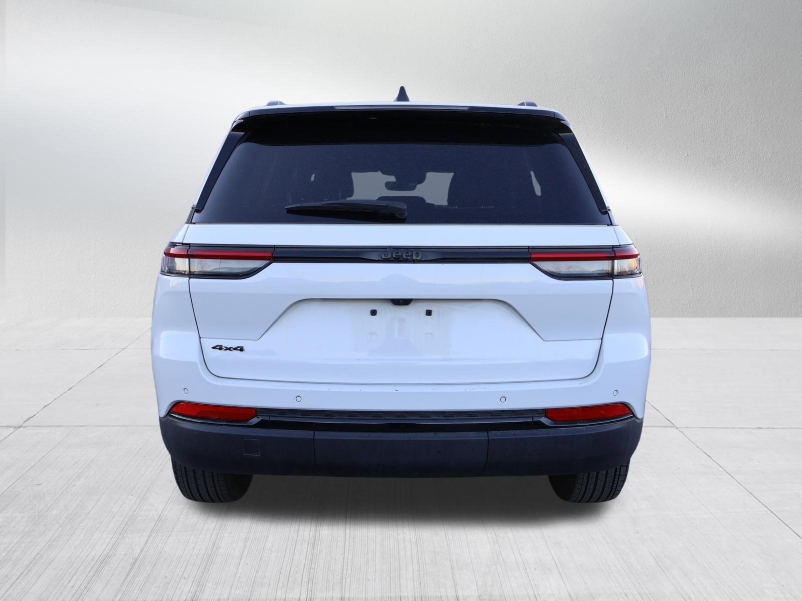 Used 2025 Jeep Grand Cherokee Altitude AWD/4WD image 6